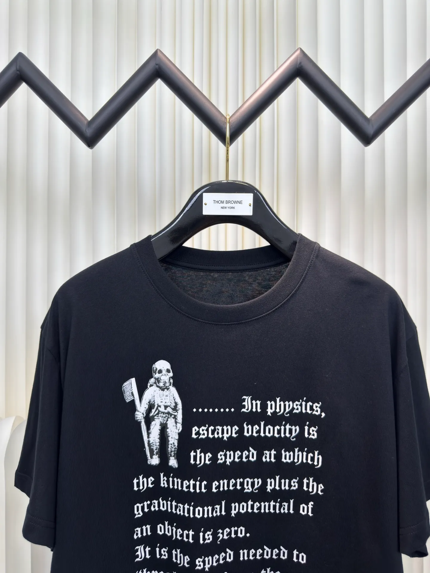 P240 Chrome Hearts Skeleton Soldier Text Short Sleeves. The fabric is made of 26-woven 200g cotton. The printing is made of thermosetting ink. Customized accessories. Size S M L